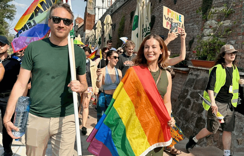 Cseh Katalin is megjelent Erdélyben: szivárványos zászlóval a vállán, románul köszönt el a követőitől (videóval) Cseh-Katalin-Pride