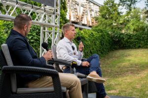 Magyar-Péter-mikrofonnal