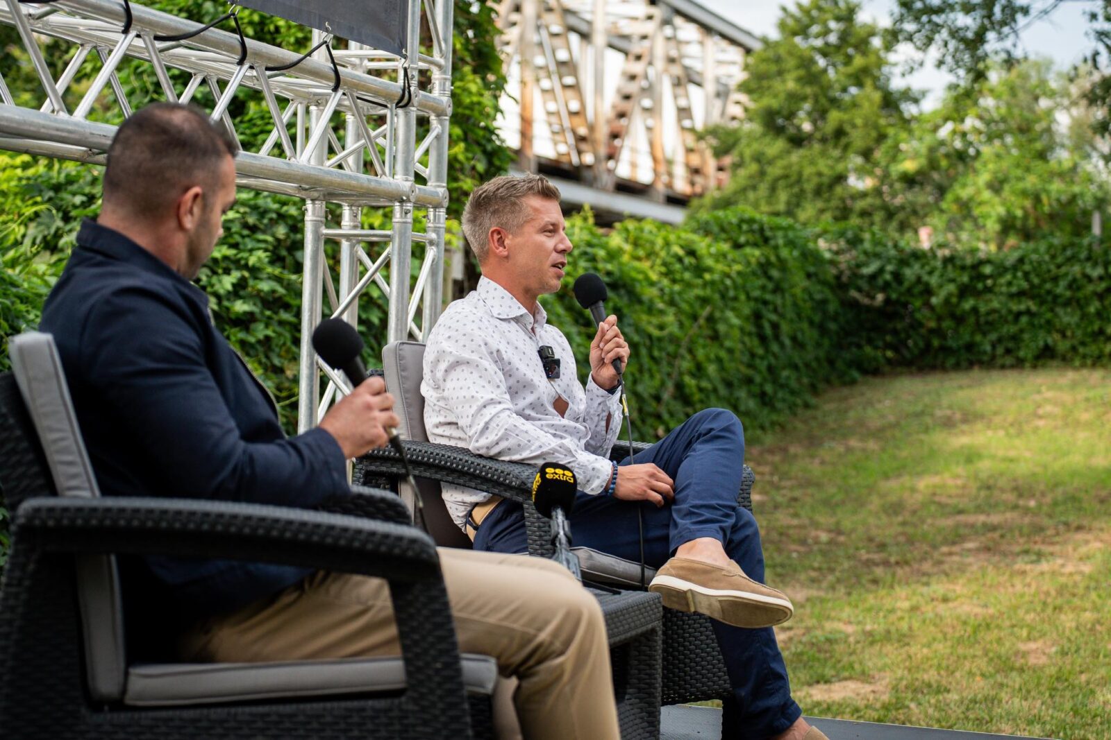 Magyar-Péter-mikrofonnal