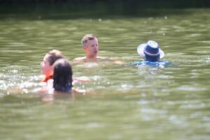 Magyar-Péter-úszik