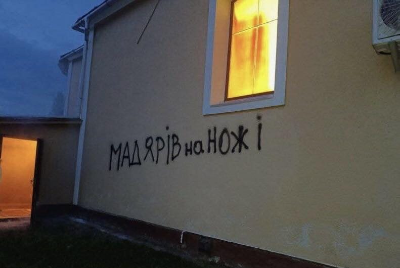 Palágykomorúci-magyarellenes-felirat