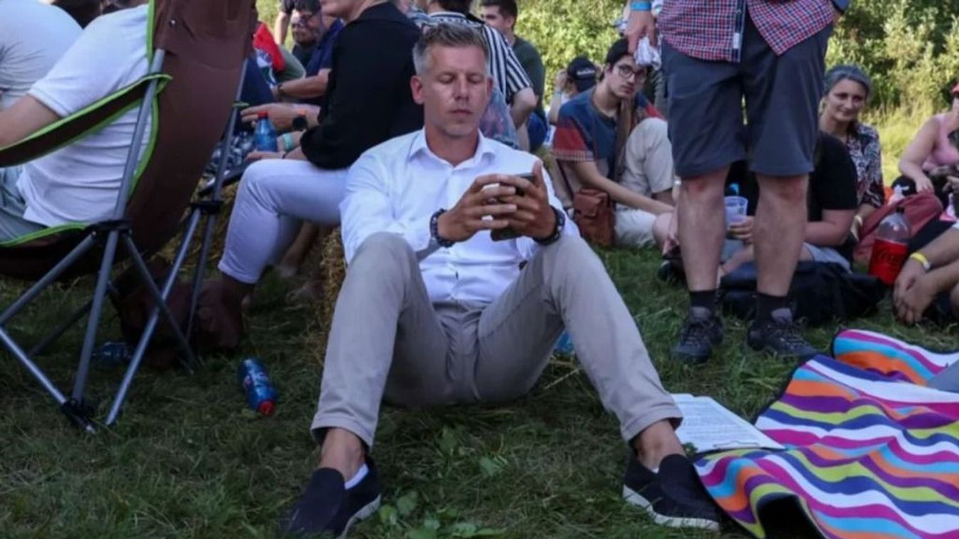 Magyar-Péter-mobilozik