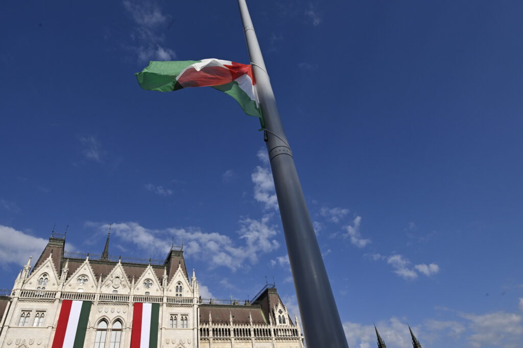 Országház-parlament-zászló