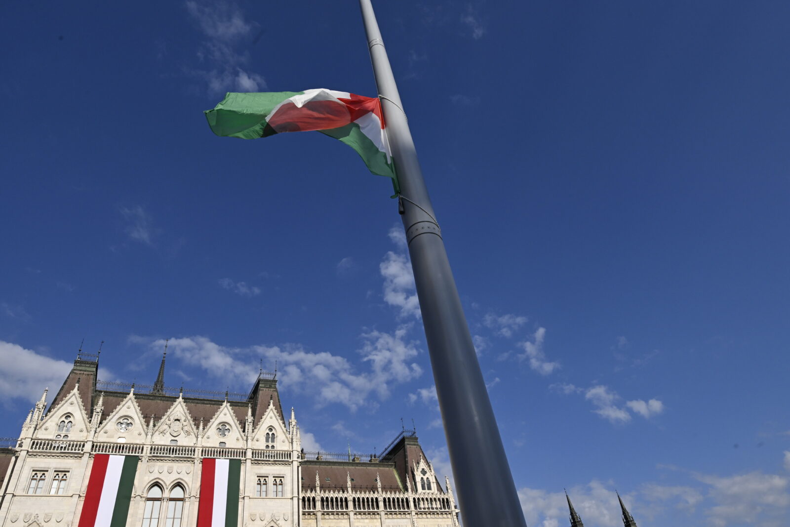 Országház-parlament-zászló