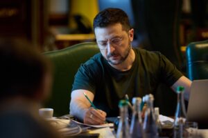 Zelenszkij-íróasztalnál