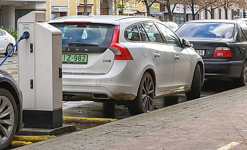 elektromos autó parkolás