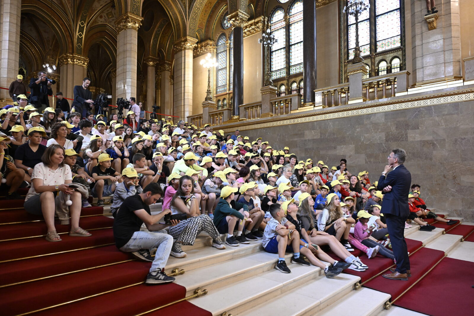 erdélyi-gyerekek-a-parlamentben