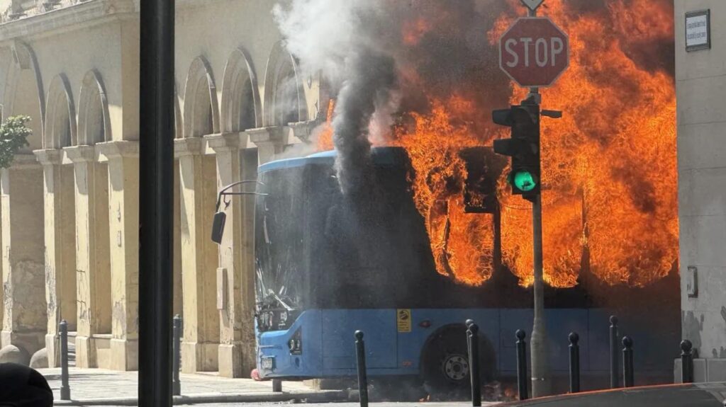 kigyulladt busz budapest