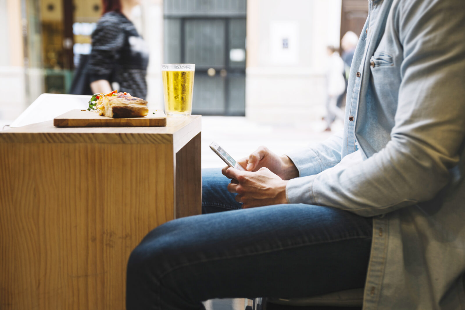 mobiltelefon-férfi-étel