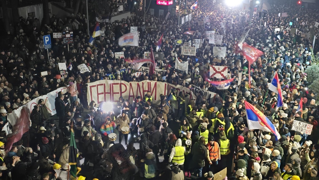 szerbia_tüntetés