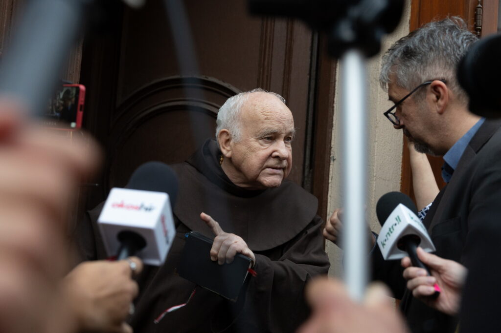 Reisz Pál atya Hadházy Ákos tüntetés ferenciek tere