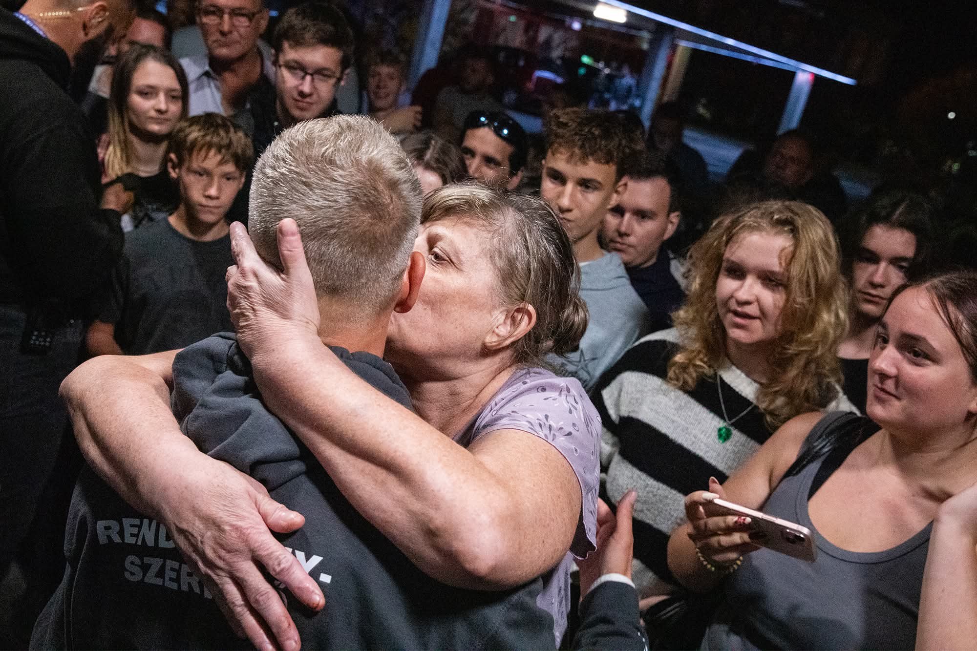 magyar péter tisza rajongó csók