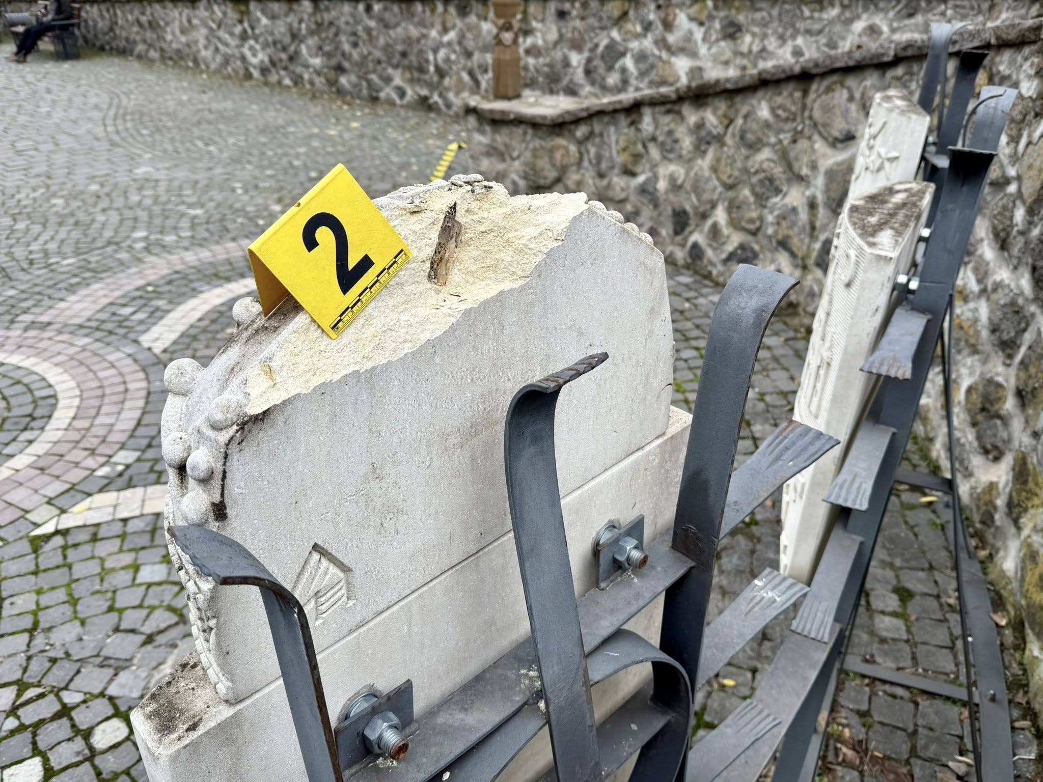 székelyudvarhely erdély rongálás címer