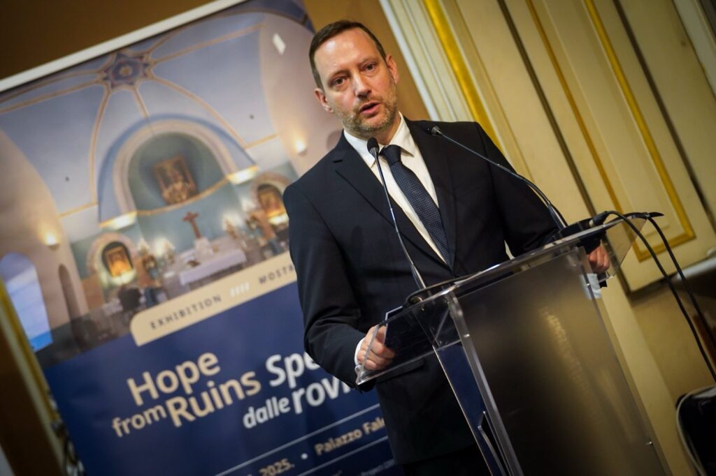 Azbej Tristan vatikan Hungary Helps