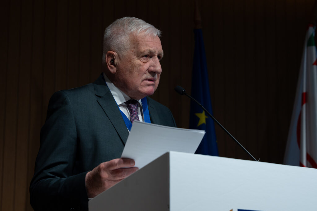 Václav Klaus: Aggasztó, hogy a háborúk egyre inkább a politikai viták megoldási módszerének tűnnek + VIDEÓ Václav Klaus PEuCET-59