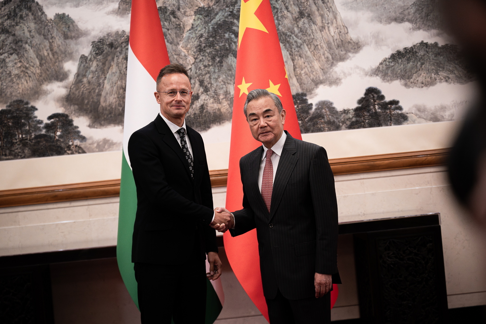 SZIJJÁRTÓ Péter; VANG Ji