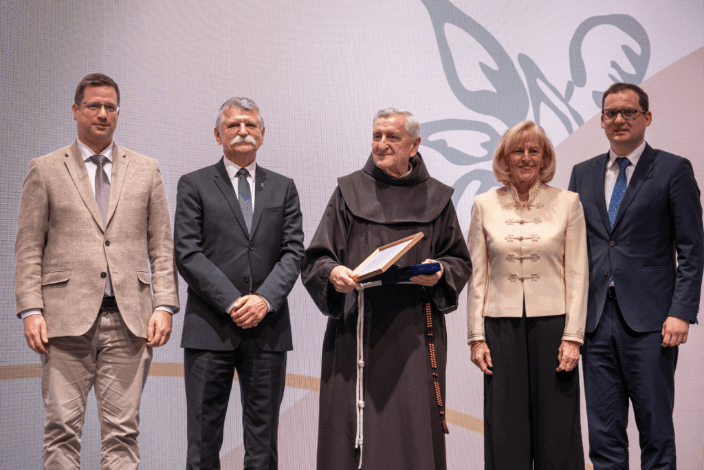 „Jézus a nemzeti kultúrát szentelte meg” Barsi Balázs ferences atya, a Polgári Magyarországért Díj idei kitüntetettje (k), mellette Kövér László, az Országgyűlés elnöke (b2), Gulyás Gergely, a Miniszterelnökséget vezető miniszter (b), Schmittné Makray Katalin, a Polgári Magyarországért Díj korábbi kitüntetettje (j2) és Kavecsánszki Ádám, a Polgári Magyarországért Alapítvány elnök-főigazgatója (j) a Polgári Magyarországért Alapítvány díjátadó ünnepségén a Budavári Lovardában 2025. december 15-én. MTI/Szigetváry Zsolt