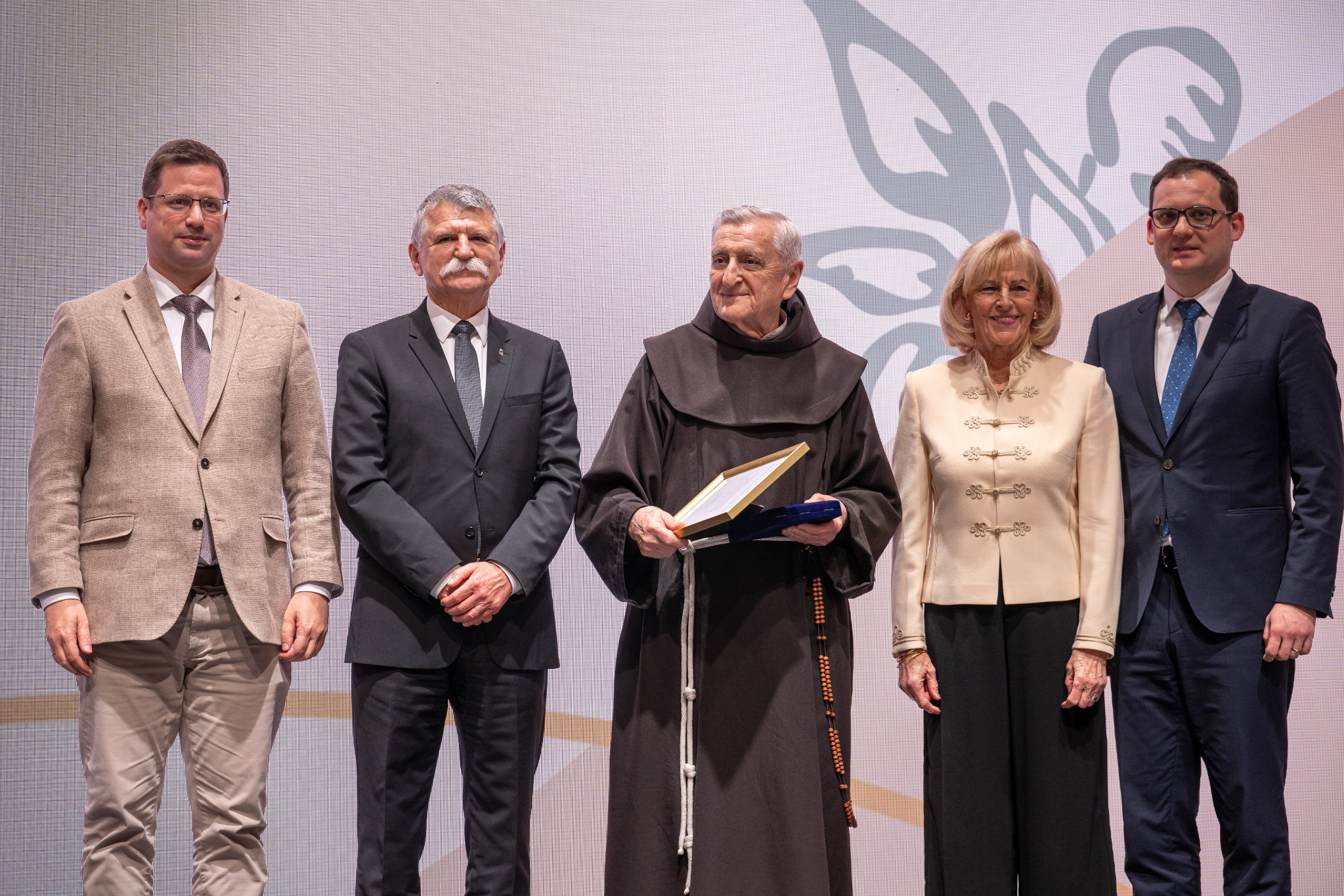 Barsi Balázs ferences atya, a Polgári Magyarországért Díj idei kitüntetettje (k), mellette Kövér László, az Országgyűlés elnöke (b2), Gulyás Gergely, a Miniszterelnökséget vezető miniszter (b), Schmittné Makray Katalin, a Polgári Magyarországért Díj korábbi kitüntetettje (j2) és Kavecsánszki Ádám, a Polgári Magyarországért Alapítvány elnök-főigazgatója (j) a Polgári Magyarországért Alapítvány díjátadó ünnepségén a Budavári Lovardában 2025. december 15-én. MTI/Szigetváry Zsolt