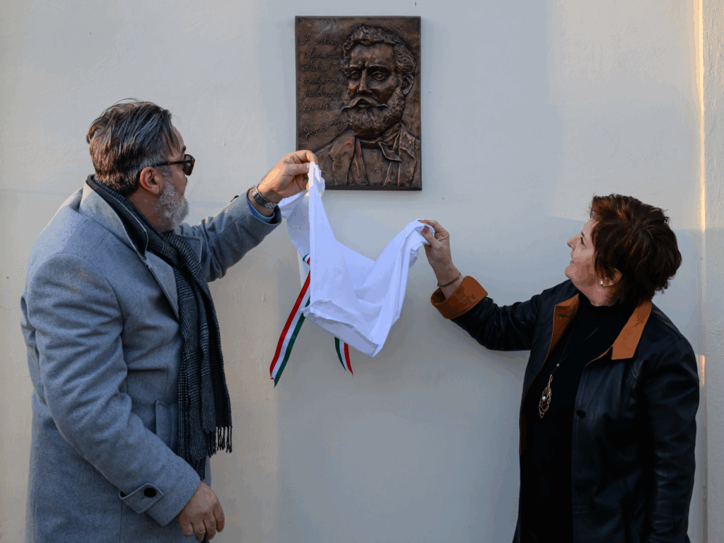 Nemzetünk számára a kultúra nem díszítőelem, hanem alappillér Jókai-domborműavatás