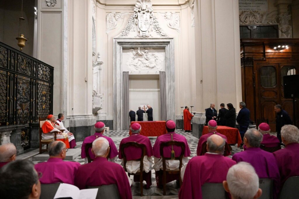 Vatikán-kapuinak-befalazása