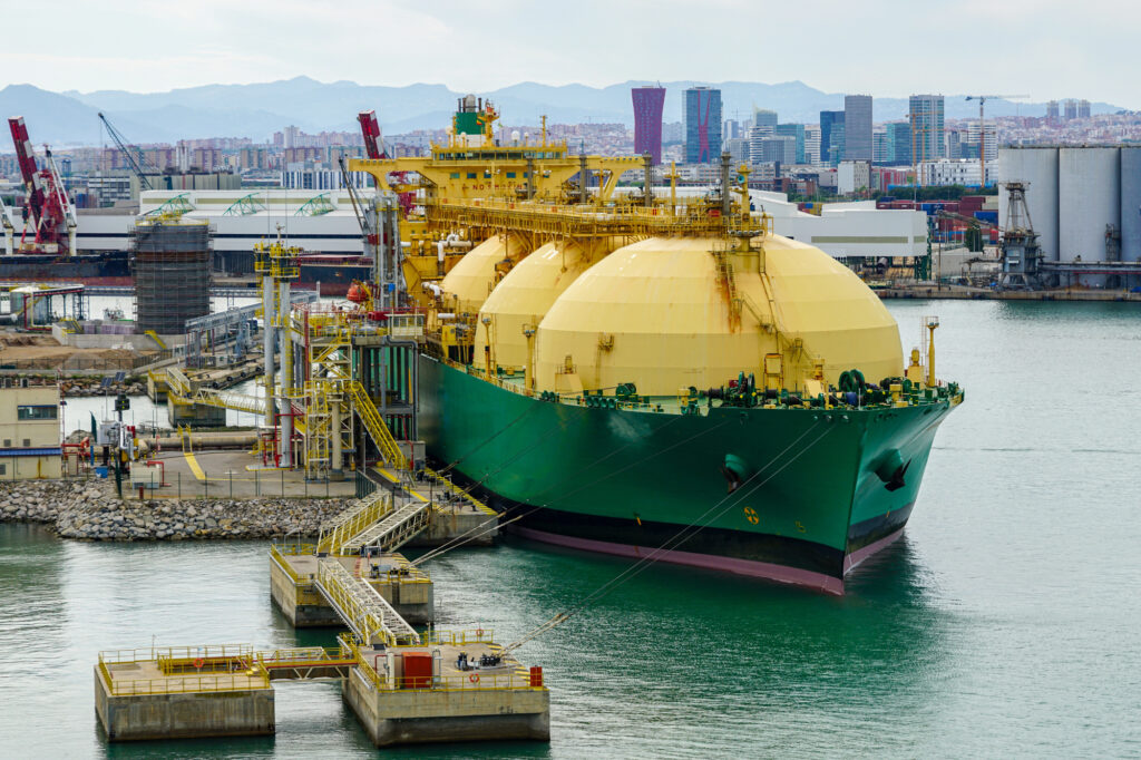 LNG-terminál lng-gáz-hajó-gáztároló