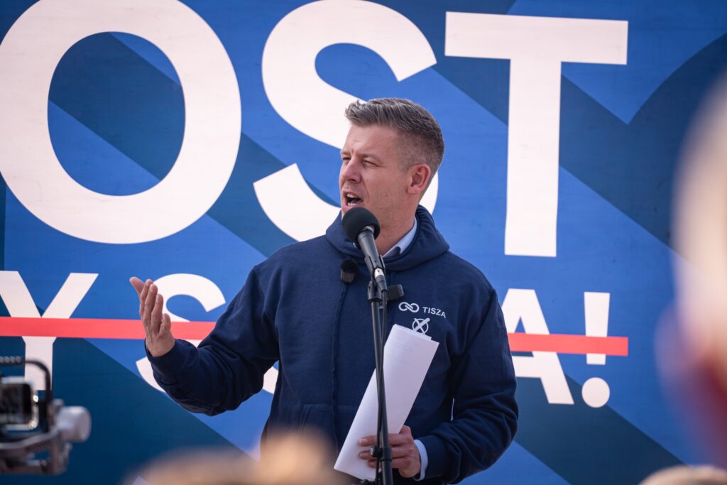 Magyar-Péter-melegítőben-beszél