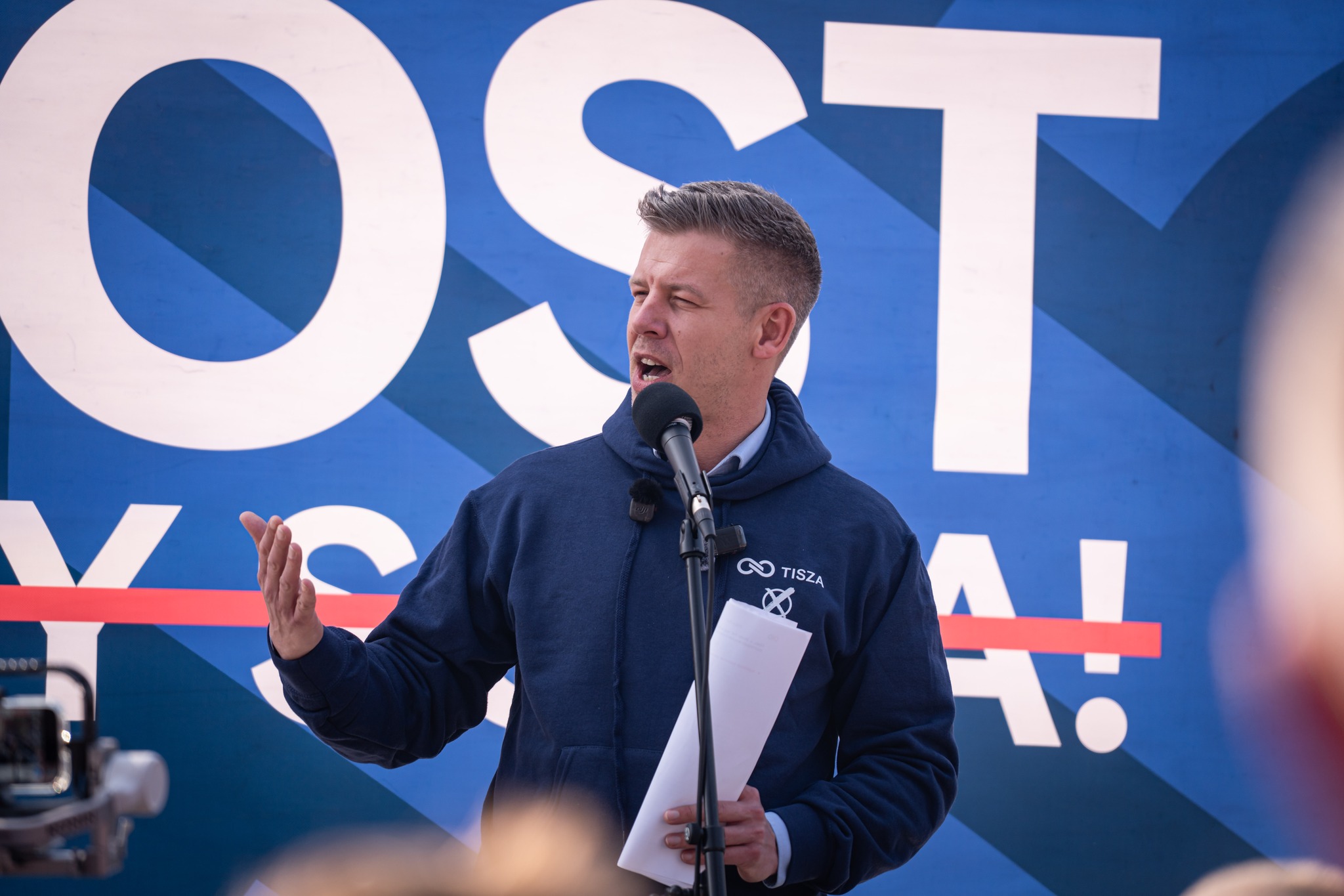 Magyar-Péter-melegítőben-beszél