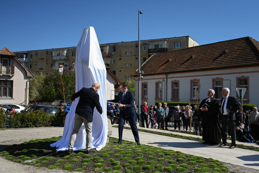 Felavatták Petőfi Sándor egészalakos szobrát Sepsiszentgyörgyön
