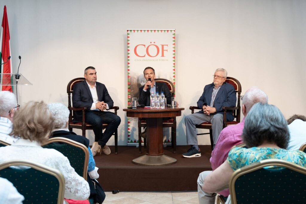 ifj. Lomnici Zoltán a CÖF-CÖKA elnöke, Heizler Norbert a CÖF-CÖKA főigazgatója és Csizmadia László a CÖF-CÖKA tiszteletbeli elnöke (b-j) a Civil Akadémia június 8-ai eseményén 