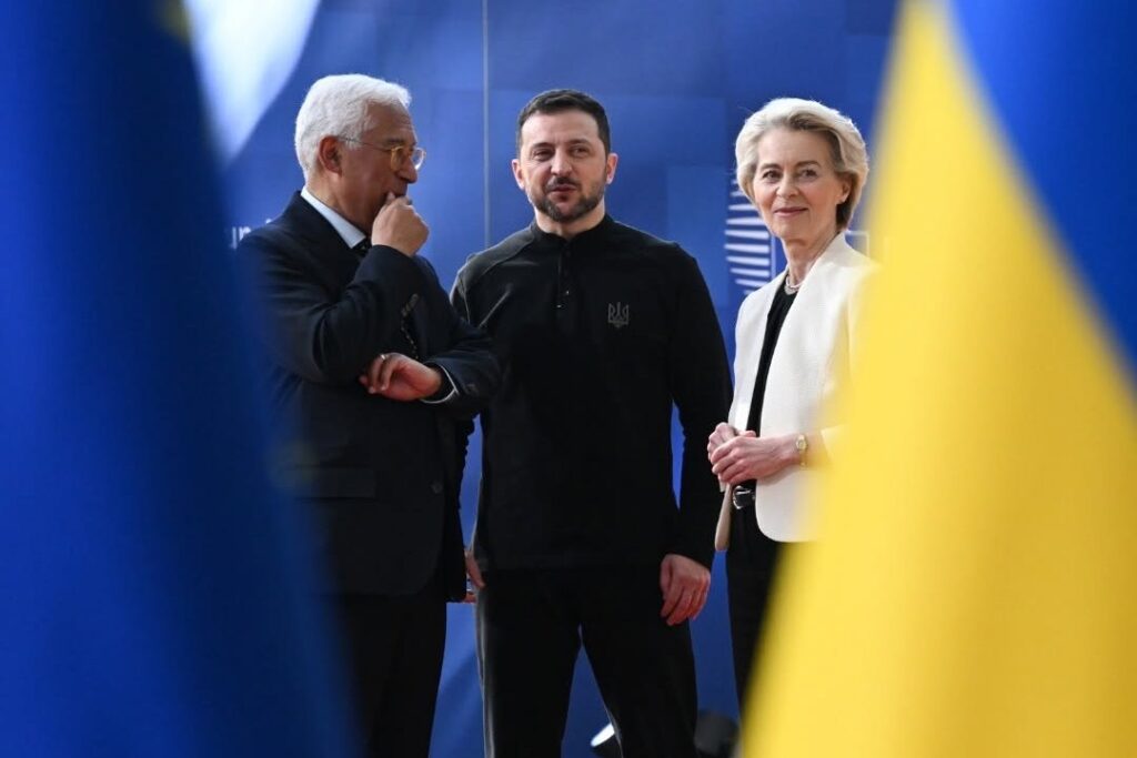 António Costa, az Európai Tanács és Ursula von der Leyen, az Európai Bizottság elnöke Volodimir Zelenszkij ukrán elnökkel