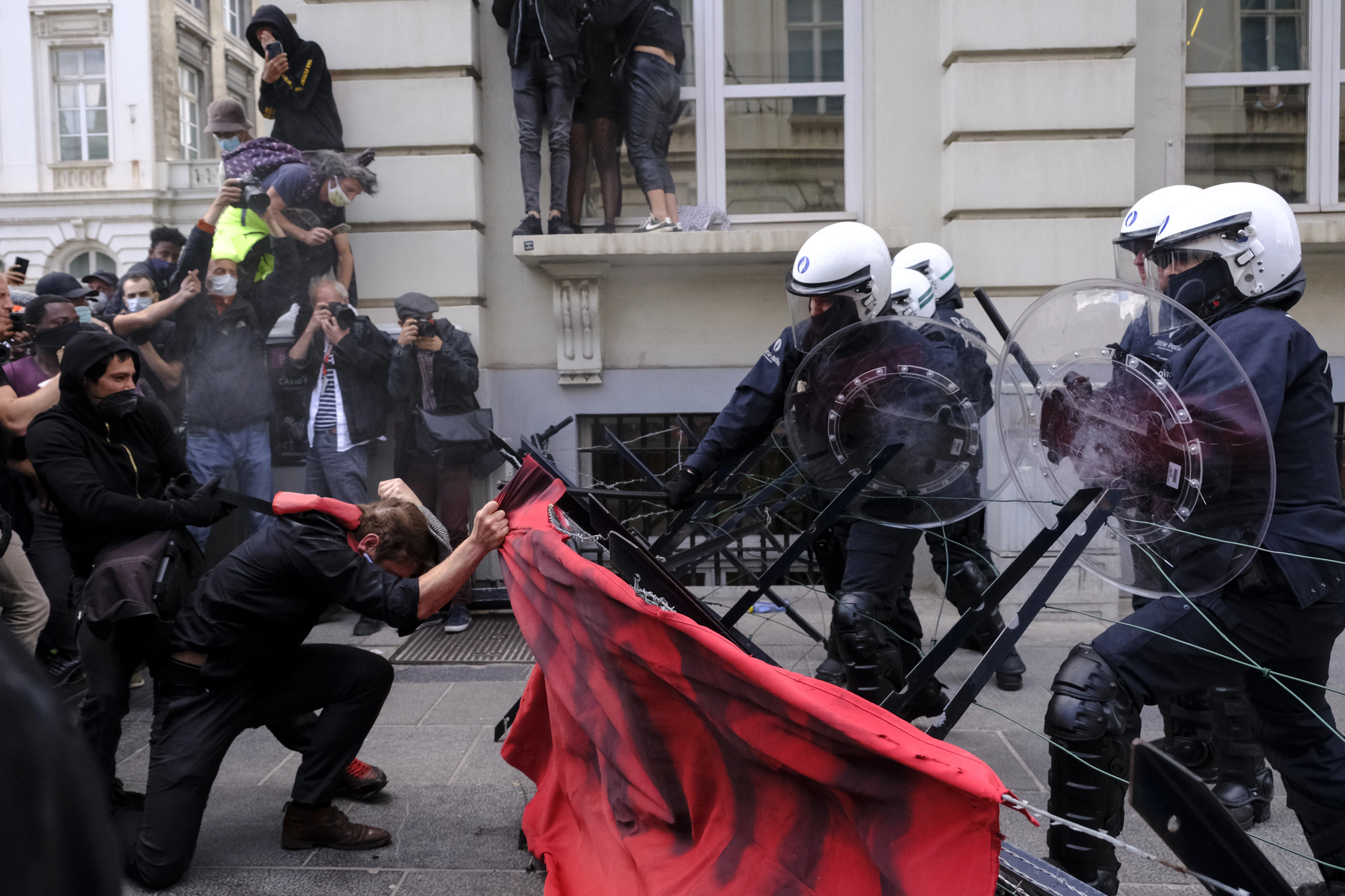 tüntetés klímaaktivista szélsőbal antifa rendőr