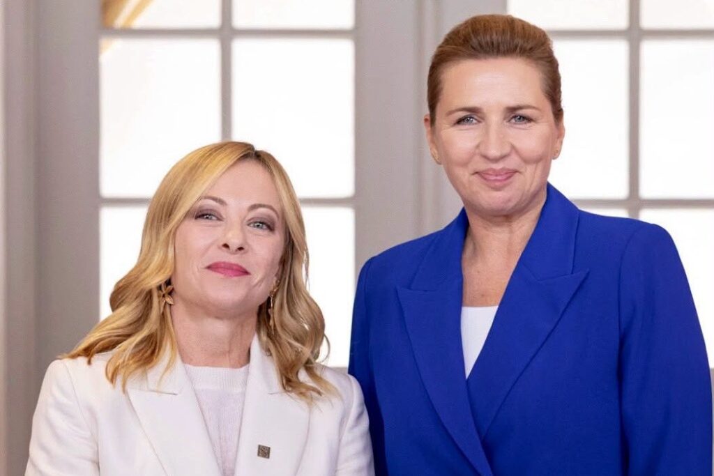 Giorgia Meloni olasz és Mette Frederiksen
