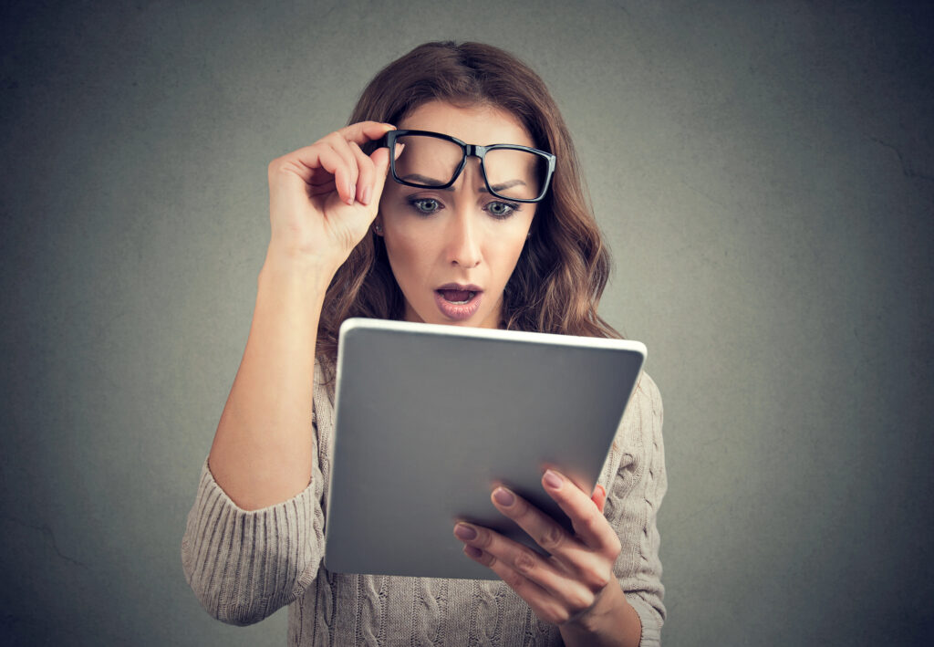 álhír fake news tablet képernyő