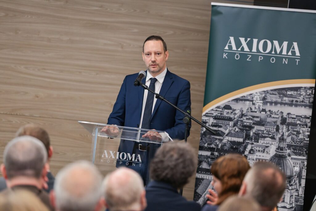 Axioma Központ, Azbej Tristan