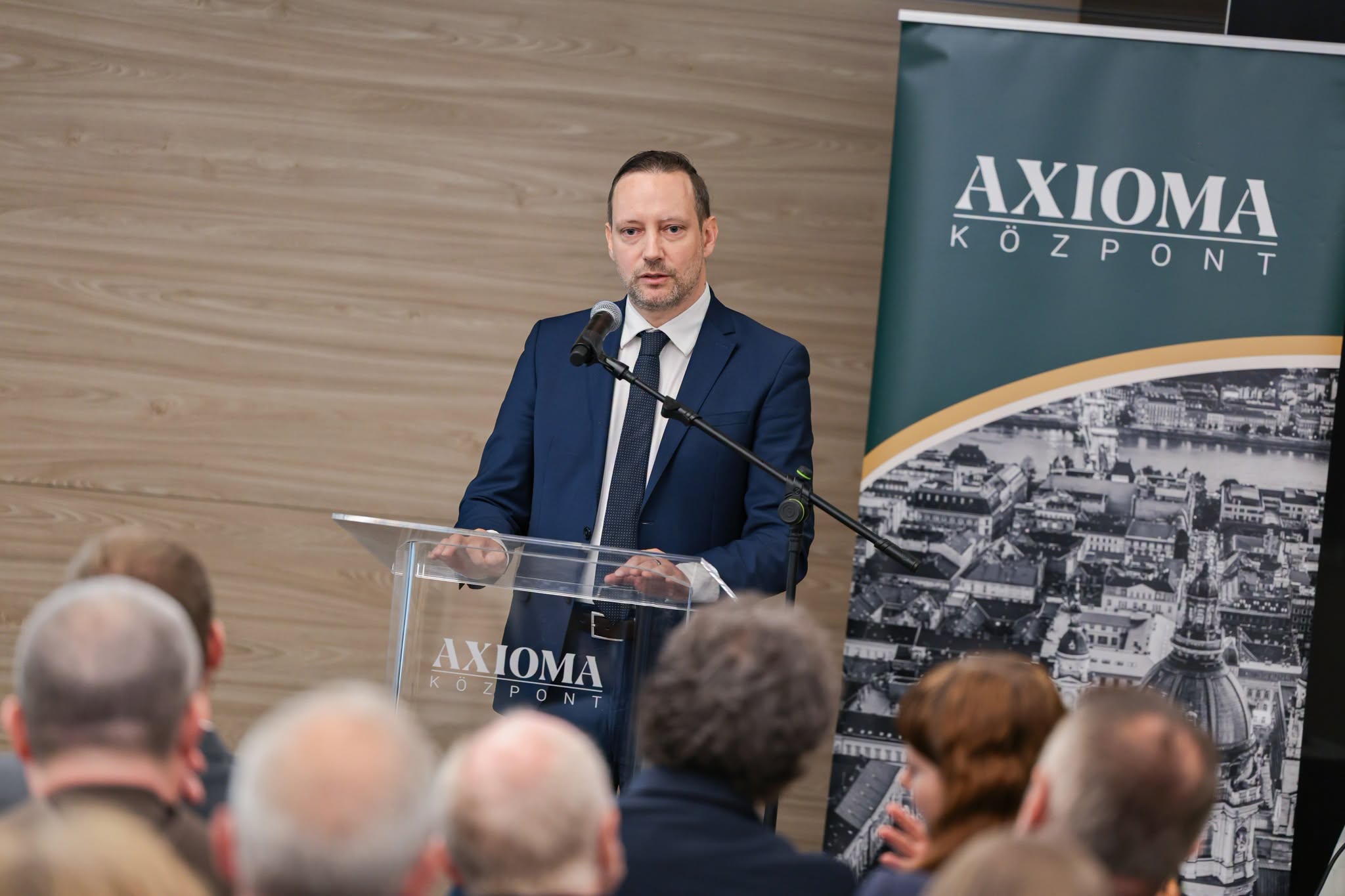 Axioma Központ, Azbej Tristan