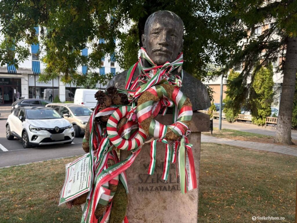 Az udvarhelyi szobrot Vándor székely hazatalál szobor