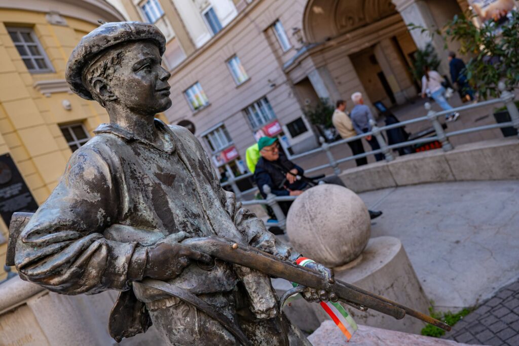 Az 56-os pesti srác emlékműve Budapest Nemzeti Örökség Intézete