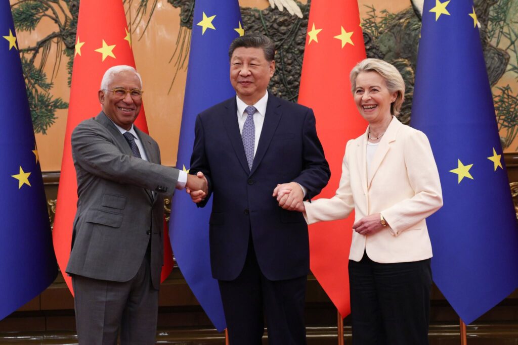 Hszi Csin-ping kínai elnök, Ursula von der Leyen, az Európai Bizottság elnöke, António Costa, az Euróapi Tanács elnöke